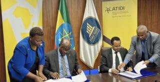 PPP| Energies renouvelables : ATIDI signe un protocole d’accord avec l’Éthiopie Le protocole d’accord établit un cadre de collaboration entre l’Éthiopie et ATIDI permettant aux producteurs d’électricité indépendants (IPP) ou aux partenariats public-privé de tirer parti de la RLSF, une facilité de soutien à la liquidité mise en place par ATIDI avec le soutien de la Banque de développement KfW et la Norad. Cette facilité assure une protection financière aux IPP/PPP en mettant à leur disposition les paiements que leur doivent les services publics, ce qui renforce la sécurité des paiements et la stabilité financière, un défi majeur dans le secteur de l’énergie.