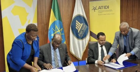 Le protocole d’accord établit un cadre de collaboration entre l’Éthiopie et ATIDI permettant aux producteurs d’électricité indépendants (IPP) ou aux partenariats public-privé de tirer parti de la RLSF, une facilité de soutien à la liquidité mise en place par ATIDI avec le soutien de la Banque de développement KfW et la Norad. Cette facilité assure une protection financière aux IPP/PPP en mettant à leur disposition les paiements que leur doivent les services publics, ce qui renforce la sécurité des paiements et la stabilité financière, un défi majeur dans le secteur de l’énergie.