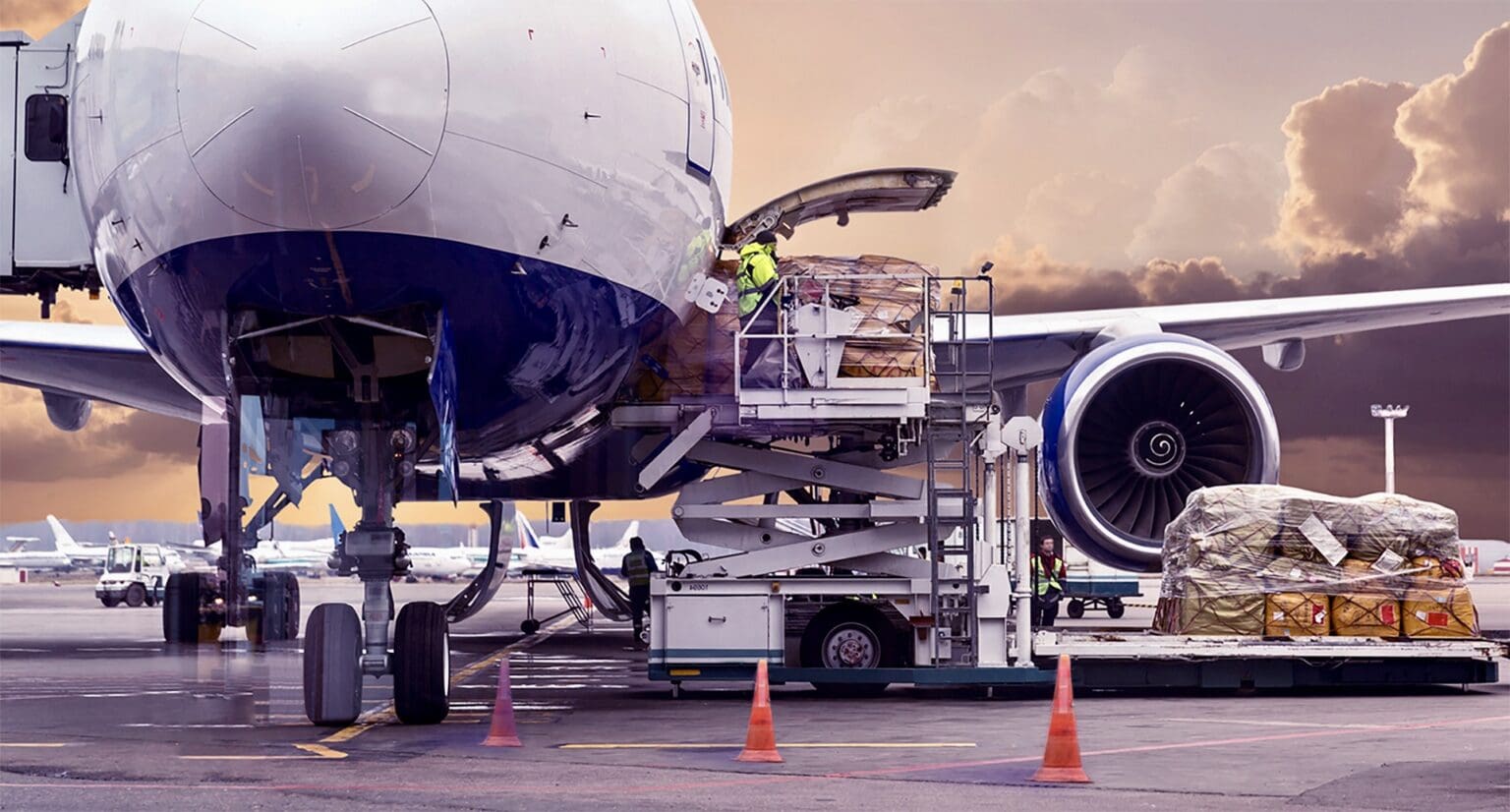 La demande mondiale de fret aérien a augmenté de 11,3% en 2024 et de 12,2% sur les liaisons internationales. Le secteur atteint ainsi un nouveau record historique, dépassant de 0,5 % les volumes du précédent record atteint en 2021, lors de la reprise post Covid. Le trafic s’établit ainsi à environ 275 milliards de tonnes-kilomètres. La performance de l’industrie du fret aérien est d’autant plus remarquable qu’en 2024, le commerce mondial de biens n’a progressé que de 3,6%.