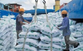Côte d’Ivoire | Abidjan face au casse-tête des importations alimentaires Le partenariat conclu entre Mansa Bank et Abidjan Legacy Program (ndlr : une initiative gouvernementale), vise à réduire la dépendance du pays des importations alimentaires. Son objectif est de promouvoir la production locale des denrées consommées par les ménages ivoiriens, notamment l'agriculture vivrière, les ressources animales et halieutiques. Ce n’est ni le cacao, ni le café qui sont au menu du déjeuner ou du dîner des Ivoiriens. Les filières du cacao, du karité et du karapa font également partie de ce partenariat. Le contraire aurait été surprenant car, après tout, le cacao dont la Côte d’Ivoire est le premier producteur mondial, est non seulement crucial pour l’économie rurale, mais elle constitue un pilier de l’économie nationale.