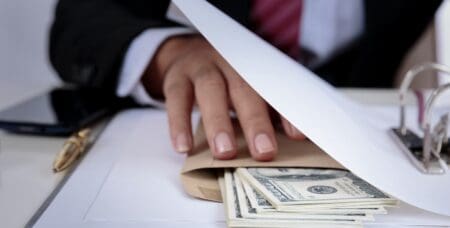 L’Afrique subsaharienne a de nouveau enregistré le score moyen le plus bas de l’Indice de perception de la corruption (IPC), à seulement 33 sur 100, avec 90 % des pays obtenant un score inférieur à 50. Pourtant, malgré cette très faible performance annuelle, certains pays africains ont investi dans la lutte contre la corruption et ont réalisé des progrès remarquables. Les pays de la région qui ont obtenu les meilleurs résultats sont les Seychelles (indice CPI : 72), le Cap-Vert (62), le Botswana (57) et le Rwanda (57). Les pays qui ont obtenu les résultats les plus faibles ont encore baissé dans l'indice CPI de cette année : la Guinée équatoriale (13), l'Erythrée (13), la Somalie (9) et le Soudan du Sud (8).