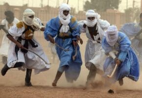 Les États sub-sahariens pourraient s’inspirer du Maroc, qui tout en combinant passé et présent, conjugue le sport, le patrimoine et l’économie. Le Maroc organisera d’ici 2030, plus de douze grands événements sportifs internationaux ! Le Maroc, se distingue par ses courses camelines pendant le Moussem de Tan-Tan ceci pour préserver les traditions authentiques du pays et le patrimoine culturel des bédouins nomades. 