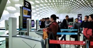 Le premier effet de cette digitalisation à outrance est la disparition des personnels dans les aérogares, remplacés par soit des outils informatiques liés aux smartphones, soit par des bornes auxquelles est difficile de parler et pour les derniers sujets la mise à disposition des téléphones là où il y avait des comptoirs et des agents auxquels les passagers pouvaient s’adresser. Certes je n’oublie pas que ces nouveaux outils peuvent avoir du bon. La sortie des cartes d’embarquement sans passer par un comptoir d’enregistrement est très certainement un progrès unanimement apprécié. Les systèmes de recherche des bagages perdus sont de plus en plus performants.