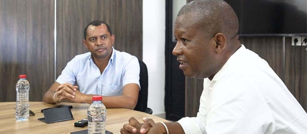 Différentes rencontres sur le développement de Madagascar ont lieu depuis un certain moment entre le Directeur général de la SMMC, Niriko Tsirenge et le ministre de l’Agriculture et de l'Elevage, François Sergio Hajarison. Celles-ci débouchent désormais à une synergie pour le développement du secteur de l’agriculture. Il s’agit du projet d’installation d’une unité de production d’engrais dans le Grand Port, révélé lors d’une visite du ministre de l’Agriculture et de l’Elevage accompagné de ses techniciens à Toamasina le 15 février 2025.