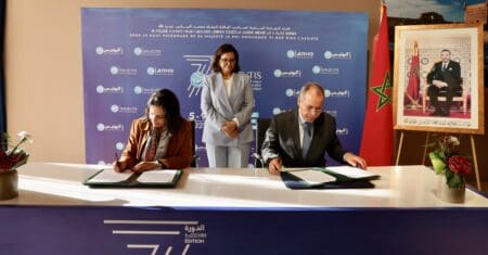 La représentante des Nations Unies pour l’égalité des sexes et l’autonomisation des femmes au Maroc (ONU Femmes), Myriem Ouchen Noussairi, et Mohammed Fikrat, Président du Directoire du Crédit Agricole du Maroc, ont signé le février au Salon HALIEUTIS un protocole d’accord visant à renforcer l’éducation financière et l’inclusion économique des femmes travaillant dans le secteur de la pêche maritime et ce en présence de Zakia Driouch, Secrétaire d’Etat Chargée de la Pêche maritime.