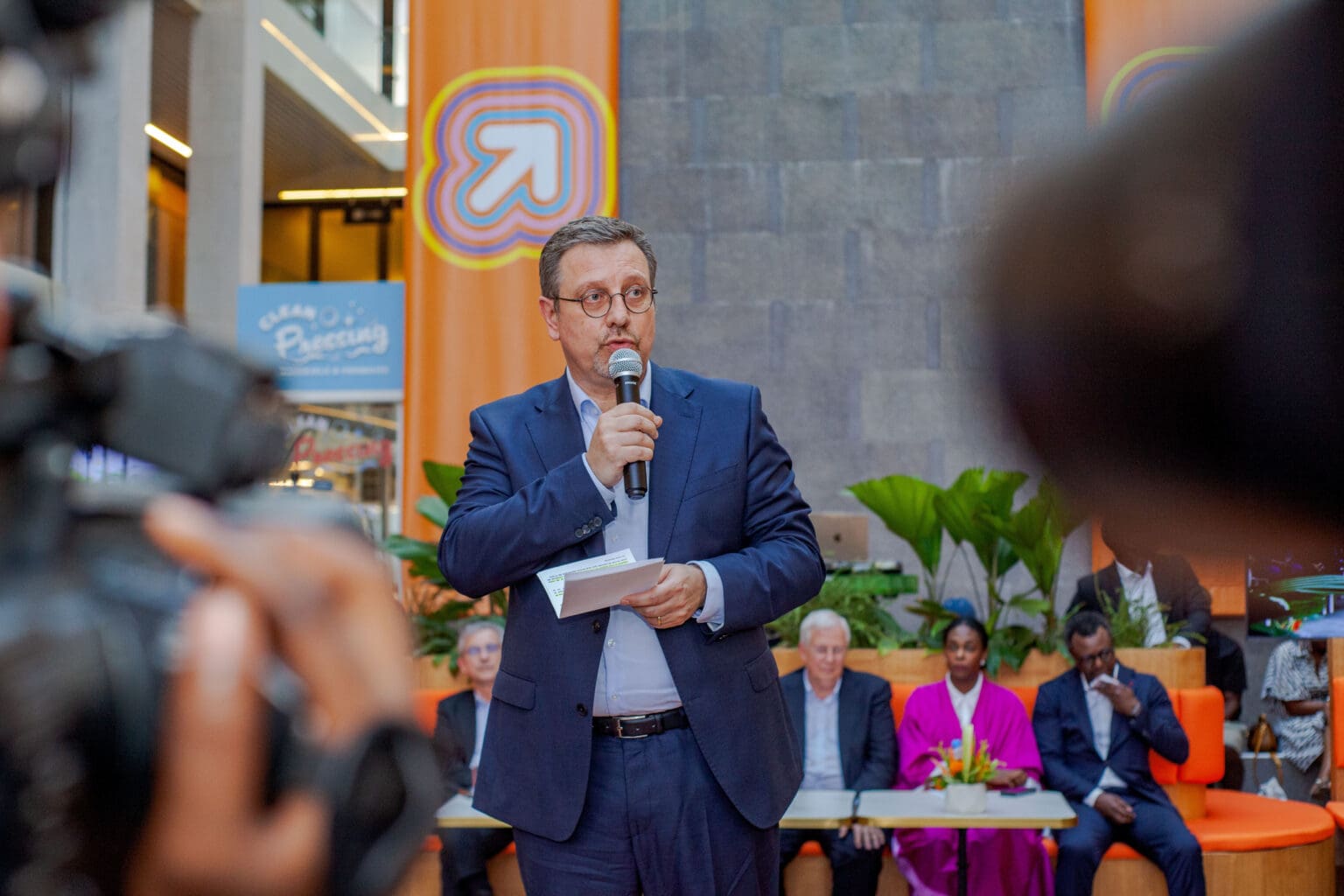 Composée de 16 filiales en Afrique dont Meditelecom au Maroc et de la Jordanie, la division Afrique/Moyen-Orient a été l’une des plus dynamiques du groupe avec un chiffre d’affaires de 7,683 milliards d’euros, en hausse de 11,1%. Ce dynamisme a été tiré par les moteurs habituels, à savoir la Data mobile, + 18%, le Fixe haut débit +19,5% et Orange Money qui enregistre une croissance exceptionnelle de 20,4%.