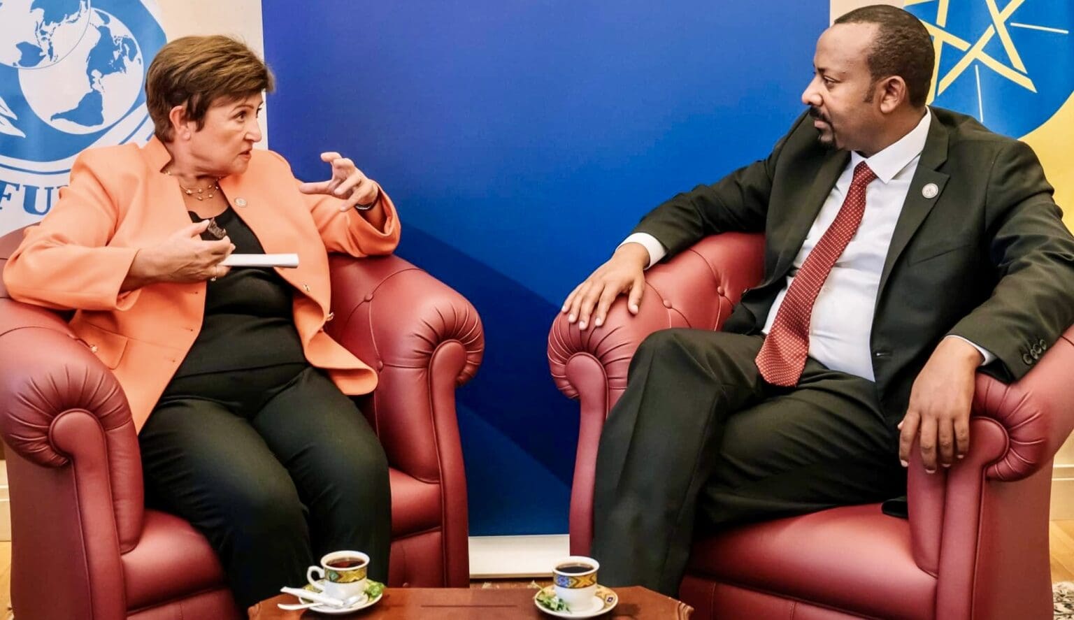 Le pays traverse une période de transition économique délicate. Confronté à une inflation élevée et à une pénurie de devises, l’Ethiopie a fait défaut sur sa dette en décembre 2023, devenant ainsi le troisième pays africain à connaître une telle situation après la Zambie et le Ghana. Dans ce contexte, Addis-Abeba a conclu en juillet 2024, un accord de facilité élargie de 3,4 milliards de dollars avec le FMI, destiné à soutenir la restructuration de sa dette extérieure, dont l’encours était estimé à 28,5 milliards de dollars fin 2023.