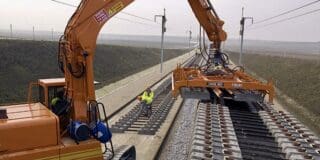 Maroc | Le français Colas réalisera la tranche LGV Kénitra-Marrakech Les travaux couvrent près de 40 kilomètres et comprennent des prestations de terrassement, d’ouvrages d’art courants ainsi que la réalisation de 5 ponts. De son côté, Colas Rail se chargera de la conception et la construction de voies, caténaires et sous-stations du lot Nord, pour 200 millions d’euros.