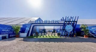 Agadir | Salon Halieutis : clôture réussie de la 7e édition sur une affluence record Inaugurée le 5 février 2025 par le Chef du gouvernement Aziz Akhannouch, cette édition a été placée sous le thème : “Recherche et innovation pour un secteur halieutique durable.” Le choix de cette thématique place la recherche scientifique comme un levier stratégique dans la durabilité de la ressource halieutique ainsi que la compétitivité des industries marocaines se positionnant dans les secteurs de la pêche et de l’aquaculture.
