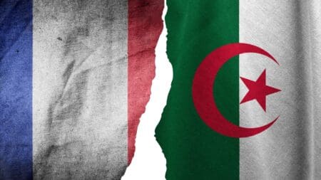 La France menace de remettre en cause les accords de 1968. S’exprimant à l’issue du comité interministériel sur l’immigration, qui a rassemblé à Matignon une partie de son gouvernement, François Bayrou a assuré, mercredi 26 février, que son «idée n’était pas du tout l’escalade» avec l’Algérie. «Mais notre idée est que personne n’ignore la volonté du gouvernement français de ne pas accepter que perdure une situation aussi dommageable pour les relations entre l’Algérie et la France et pour la société française», a ajouté le premier ministre.