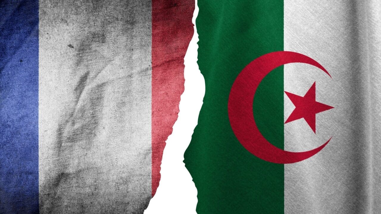 Algérie | la France veut «réexaminer la totalité des accords» entre les deux pays La France menace de remettre en cause les accords de 1968. S’exprimant à l’issue du comité interministériel sur l’immigration, qui a rassemblé à Matignon une partie de son gouvernement, François Bayrou a assuré, mercredi 26 février, que son «idée n’était pas du tout l’escalade» avec l’Algérie. «Mais notre idée est que personne n’ignore la volonté du gouvernement français de ne pas accepter que perdure une situation aussi dommageable pour les relations entre l’Algérie et la France et pour la société française», a ajouté le premier ministre.