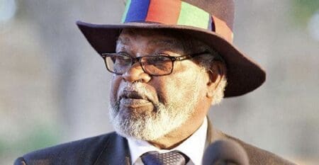 Sam Nujoma s’est éteint dans la capitale Windhoek, où il était hospitalisé, a précisé le Président Nangolo Mbumba dans un communiqué. Son décès a été confirmé à 23h45 heure locale (21h45 GMT) dans la nuit de samedi, a-t-il ajouté. «Notre père fondateur a vécu une vie longue et marquante, consacrée au service exceptionnel du peuple de son pays bien-aimé. Il a héroïquement conduit le peuple namibien à travers les heures les plus sombres de notre lutte pour la libération, jusqu'à l'obtention de la liberté et de l'indépendance (de l'Allemagne) le 21 mars 1990 », a déclaré Mbumba, ajoutant que le gouvernement annoncera une période de deuil national ainsi que les dispositions pour les funérailles.