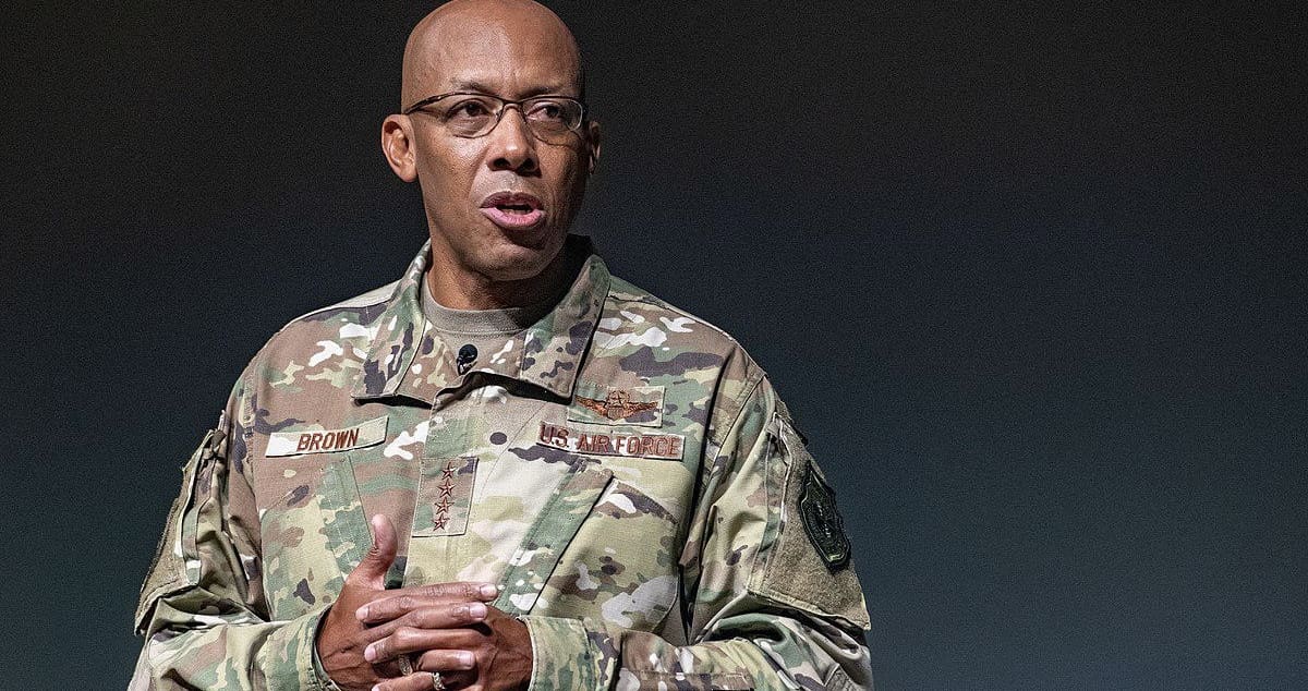 You’re fired | Donald Trump limoge le plus haut gradé de l’armée américaine Viré par message sur Truth Social. Voilà comment le sort de Charles Brown, dit C.Q., à la tête du Pentagone, a été dévoilé au grand public, dans la nuit de vendredi à samedi par Donald Trump. Le chef d’état-major de l’armée américaine, plus haut gradé du pays, rejoint ainsi, un an et demi après son entrée en fonctions, la liste des licenciés de l’ère Trump.