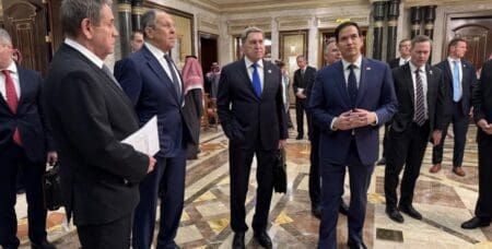 Le porte-parole du Kremlin a reconnu, mardi 18 février, le "droit souverain" de l'Ukraine à adhérer à l'UE, mais pas à l'Otan. Une déclaration qui intervient alors que Moscou et Washington entament des pourparlers sur la fin du conflit en Arabie saoudite, en l'absence de Kiev et des Européens. C'est une déclaration qui pourrait changer le cours de l'histoire. Ce mardi 18 février, la Russie, par la voix de son porte-parole Dmitri Peskov, a reconnu le "droit souverain" de l'Ukraine à adhérer à l'Union européenne, mais pas à l'Otan. "Personne n'a le droit de dicter sa conduite à un autre pays", a affirmé ce dernier lors d'une conférence de presse, ajoutant toutefois que la situation était "différent[e] lorsqu'il s'agi[ssait] de questions de sécurité et d'alliances militaires", en référence à l'alliance transatlantique.