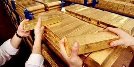 L'or a battu un nouveau record jeudi 30 janvier, opérant comme valeur refuge face aux incertitudes autour de la politique économique de Donald Trump, et poussé par l'affaiblissement du dollar après des données décevantes sur la croissance américaine. Jeudi, l'once d'or a culminé à 2798,59 dollars, écrasant son précédent record de 2 790,10 dollars atteint fin octobre.