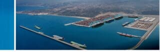 Le Conseil d’administration de Marsa Maroc a autorisé la signature des documents de concession du Terminal Ouest du port Nador West Med portant sur une durée de 25 ans. Le Terminal Ouest disposera de 1.440 mètres linéaires de quai, fondés à une profondeur de 18 mètres, et sera réparti en 2 sections : une première section de 900 mètres dédiée à l’activité conteneur et une deuxième de 540 mètres pour le traitement des marchandises diverses.