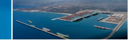 Le Conseil d’administration de Marsa Maroc a autorisé la signature des documents de concession du Terminal Ouest du port Nador West Med portant sur une durée de 25 ans. Le Terminal Ouest disposera de 1.440 mètres linéaires de quai, fondés à une profondeur de 18 mètres, et sera réparti en 2 sections : une première section de 900 mètres dédiée à l’activité conteneur et une deuxième de 540 mètres pour le traitement des marchandises diverses.