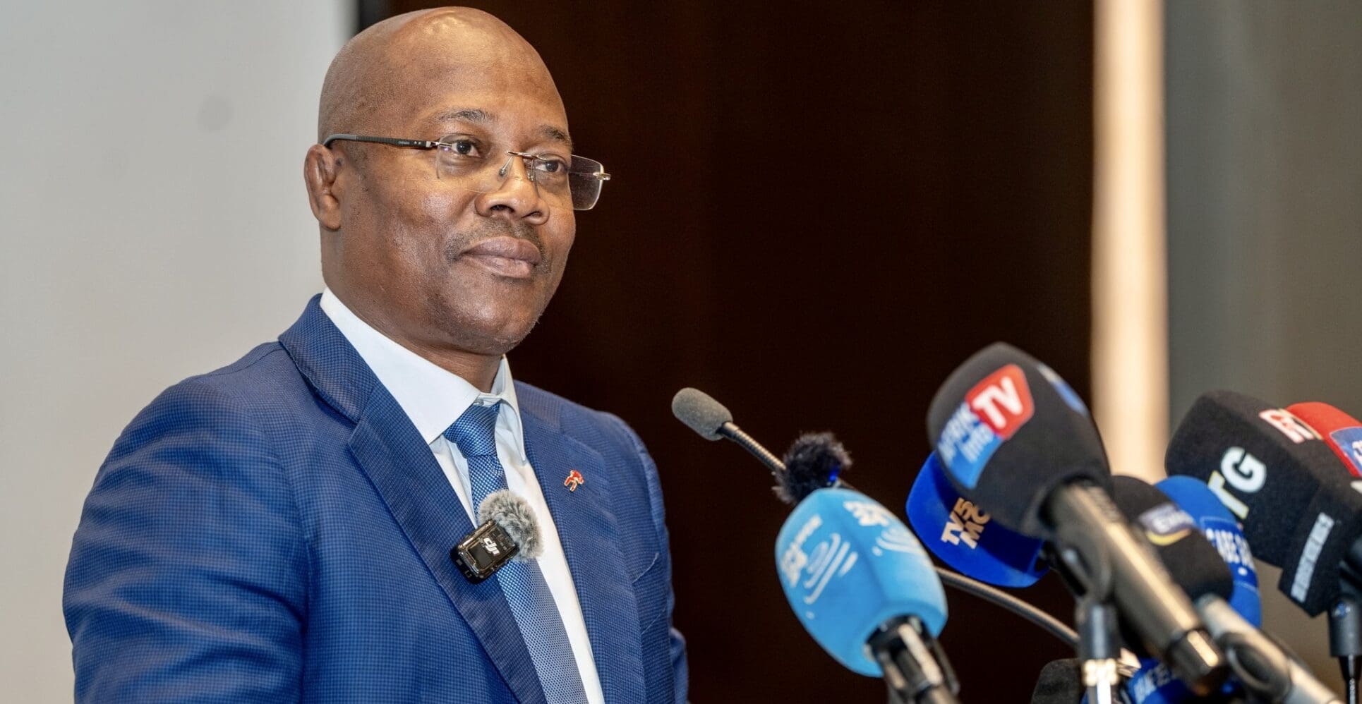Le service Guinée Gouv. repose sur trois objectifs essentiels : informer les citoyens, expliquer les actions gouvernementales, et connecter les institutions publiques avec la population. Il a pour ambition de devenir un outil de communication majeur, offrant aux Guinéens un accès facile à des informations précises et fiables sur les politiques publiques et les décisions du Gouvernement.