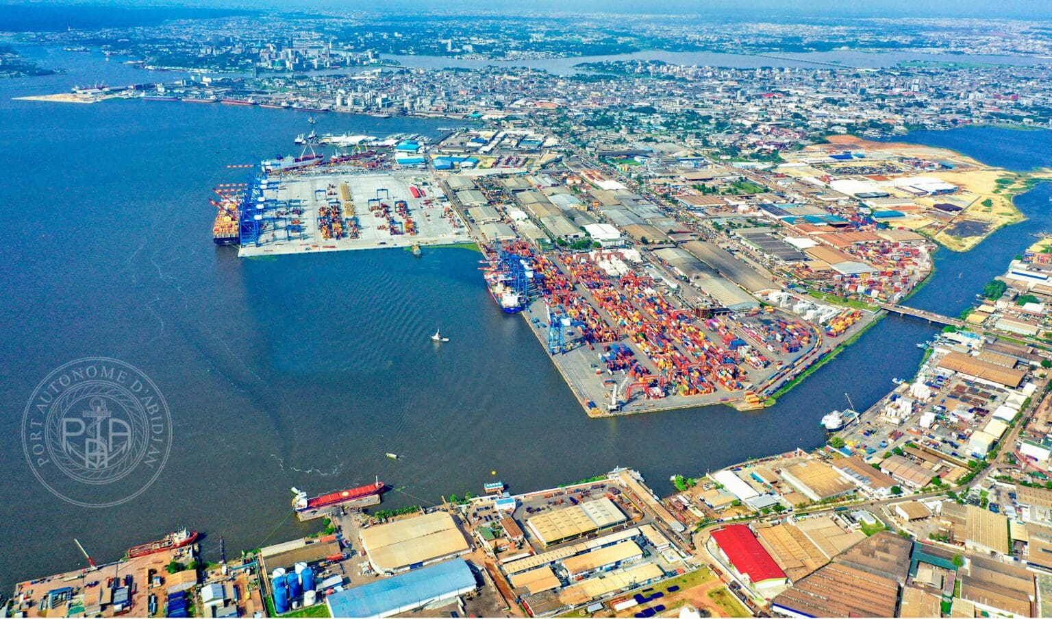 Logistique | Le Port d’Abidjan explose les compteurs Les données dévoilées par la direction du port d’Abidjan ne laissent aucun doute : les volumes de conteneurs traités sur la plateforme sont passés de 840.926 EVP (ndlr : équivalent vingt pieds) en 2022 à 1,6 million de boîtes l’année dernière. Ce boom du trafic conteneurs a contribué à plus de 15% à la croissance de l’activité portuaire, qui a atteint 40 millions de tonnes en 2024 contre 34,7 millions en 2023.