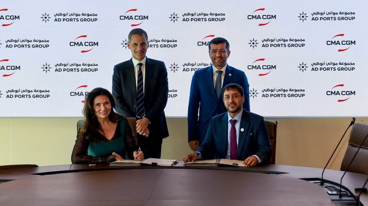 Congo-B | Une joint-venture franco-émiratie au nouveau terminal de Pointe Noire Le nouveau terminal East Mole de Pointe Noire accueillera conteneurs, marchandises générales, vrac et autres types de fret. Lors de l’obtention de la concession, AD Ports Group s’est engagé à investir environ 220 millions de dollars pour la construction d’un quai de 400 mètres avec une profondeur de 16 mètres, ainsi qu’une zone logistique de 10 hectares dans le cadre de la phase 1 du projet. Trois grues spécialisées dans la manutention des conteneurs ont déjà été commandées et la co-entreprise compte acquérir neuf autres, hybrides (Rubber-Tyred Gantry ) ainsi que d’autres équipements de manutention associés.