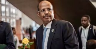 Addis-Abeba | Union africaine : le Djiboutien Ali Mahamoud Youssouf élu président de la Commission de l’Union africaine Les chefs d'État africains, réunis ce samedi à Addis Abeba en Éthiopie, ont élu Ali Mahamoud Youssouf. Âgé de 59 ans, le nouveau président de la CUA, qui parle français, anglais et arabe, a mis l'accent sur ses compétences d'équilibriste dans une campagne menée à bas bruit. Ali Mahamoud Youssouf, qui a exercé pendant près de 20 ans les fonctions de ministre des Affaires étrangères dans le petit pays de la Corne de l'Afrique, succède au Tchadien Moussa Faki Mahamat.
