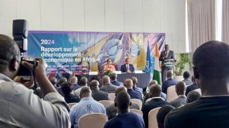 Déplorant, par ailleurs, l’incapacité de l’Afrique à faire face aux chocs externes, Mme Rebecca Grynspan a fait remarquer que bon nombre de pays africains dépendent de matières premières. "La moitié des pays africains dépendent du pétrole, du gaz, des matières minérales, certains jusqu’à 60% de leurs exportations et cela les expose à beaucoup de chocs au niveau des fluctuations venant du marché extérieur", a expliqué la responsable, rappelant que «les dettes sont en devises étrangères et les pays en développement en souffrent.» De son côté, le ministre ivoirien du Commerce et de l’Industrie, Souleymane Diarrassouba a axé son intervention sur les transformations positives enregistrées par la Côte d’Ivoire au cours de la décennie écoulée, notant, chiffres à l’appui, que la belle performance économique enregistrée demeure le résultat de l’ouverture de la Côte d’Ivoire aux idées novatrices et aux suggestions de ses partenaires extérieurs permettant d’améliorer l’efficacité de l’action gouvernementale.