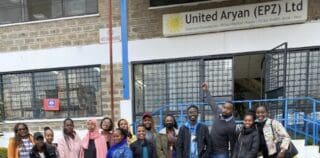 L'exportateur de vêtements United Aryan, installé à la périphérie de la capitale kényane Nairobi, doit son existence à l'African Growth and Opportunity Act. (AGOA), des accords vieux de 25 ans donnant accès à certains produits africains au marché américain sans droits de douane. L'AGOA expirera en septembre à moins que le président Donald Trump n'accepte de le prolonger. Une décision qui menace les moyens de subsistance de millions d'Africains, dont des milliers d'employés d'United Aryan. Jusqu'à 8 millions de paires de jeans, ainsi que des millions de chemises et autres articles, sont expédiés de l'usine kenyane vers les Etats-Unis chaque année. Un ouvrier moyen d'une chaîne de production gagne l'équivalent d'environ 190 euros par mois.