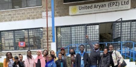 L'exportateur de vêtements United Aryan, installé à la périphérie de la capitale kényane Nairobi, doit son existence à l'African Growth and Opportunity Act. (AGOA), des accords vieux de 25 ans donnant accès à certains produits africains au marché américain sans droits de douane. L'AGOA expirera en septembre à moins que le président Donald Trump n'accepte de le prolonger. Une décision qui menace les moyens de subsistance de millions d'Africains, dont des milliers d'employés d'United Aryan. Jusqu'à 8 millions de paires de jeans, ainsi que des millions de chemises et autres articles, sont expédiés de l'usine kenyane vers les Etats-Unis chaque année. Un ouvrier moyen d'une chaîne de production gagne l'équivalent d'environ 190 euros par mois.