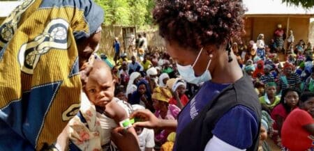 Aide au développement | Les premiers effets de la suspension des financements de l’USAID Au Kenya, ce sont 54 000 soignants qui ont été licenciés et des milliers d’autres à travers le continent africain. La suspension des fonds de l’USAID par l’administration Trump ne se limite pas à un simple gel budgétaire, mais met en péril des programmes vitaux en Afrique et dans le monde. Alors que l’Afrique de l’Ouest et du Centre comptent 57 millions de personnes en situation d’urgence, cette coupe brutale affectera des programmes de santé, d’éducation et de lutte contre la pauvreté.