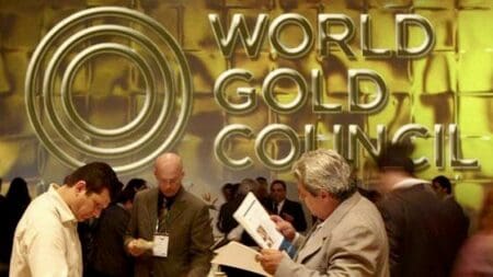 Selon le World Gold Council, les achats nets des banques centrales pourraient à nouveau dépasser la barre des 1.000 tonnes en 2025. L’institution cite notamment les guerres commerciales déclenchées par les décisions de Donald Trump. Ces achats massifs d’or s’accompagnent néanmoins de certains risques. En stimulant la demande d’or, les banques centrales contribuent à la hausse du prix du métal jaune, qui a établi 40 nouveaux records de prix en 2024. En octobre 2024, le World Gold Council a d’ailleurs noté que la forte augmentation des cours de l'or a «freiné certains achats» de la part des banques centrales.
