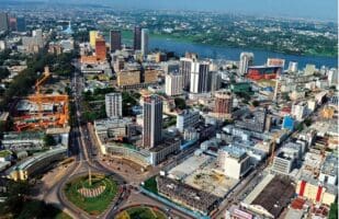 La Côte d’Ivoire a finalisé une opération d’échange obligataire sur le marché de l’Union économique et monétaire ouest-africaine (UEMOA), portant sur 450 milliards FCFA de titres souverains. Cette initiative, qui dépasse l’objectif initial de 400 milliards FCFA, visait à rééchelonner une partie des remboursements de 2025 en proposant aux investisseurs de nouveaux titres à 5 et 7 ans, avec des taux de 5,90 % et 6 %.
