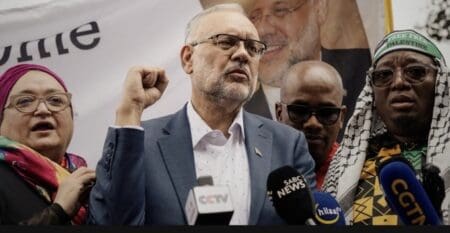 Les Etats-Unis avaient ordonné le 14 mars à Ebrahim Rasool de quitter leur territoire après avoir été déclaré "persona non grata" par le chef de la diplomatie américaine, Marco Rubio, qui l'a accusé d'être un "homme politique raciste qui déteste l'Amérique" et le président américain Donald Trump. L'ambassadeur sud-africain à Washington avait ce jour-là accusé Donald Trump de "mobiliser un suprémacisme contre le pouvoir en place."