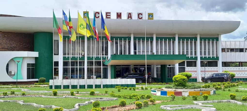 Télécoms | Les pays de la Cemac vont basculer au free roaming Les populations d’Afrique centrale bénéficieront très prochainement, de l’itinérance gratuite (free roaming), leur permettant de communiquer librement entre les pays de la sous-région sans frais additionnels. Un délai de trois mois a été accordé aux opérateurs télécoms et aux régulateurs pour finaliser la mise en œuvre technique et réglementaire de la suppression de frais d’itinérance.