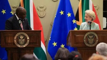 CAP Town | L’UE et l’Afrique du Sud affichent leur rapprochement face aux offensives américaines La présidente de la Commission européenne et le chef d'Etat sud-africain ont affiché leur rapprochement jeudi au Cap, en pleine agitation diplomatique et commerciale depuis le retour de Donald Trump à la Maison Blanche "Ce sommet se tient à un moment d'incertitude mondiale caractérisé par une montée de l'unilatéralisme, du nationalisme économique", a déclaré le Président sud-africain Cyril Ramaphosa en ouverture de la rencontre devant la presse.