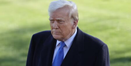 Etats-Unis | Donald Trump met fin au statut légal de plus de 500 000 migrants, qui « doivent quitter » le territoire d’ici au 24 avril Finis les droits humains. L’administration du président américain Donald Trump a annoncé vendredi mettre fin par ordonnance au statut légal de plus de 500.000 migrants latino-américains, leur donnant quelques semaines pour quitter le pays. Cette décision concerne environ 532.000 Cubains, Haïtiens, Nicaraguayens et Vénézuéliens qui sont arrivés aux États-Unis dans le cadre d’un programme lancé en octobre 2022 par le précédent président, Joe Biden, et élargi en janvier de l’année suivante.