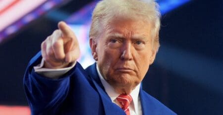 Donald Trump a affirmé vendredi qu’il imposerait à la Russie de nouvelles sanctions si elle ne cessait de «pilonner»l’Ukraine et rechignait à la paix, après une nouvelle attaque massive de drones et de missiles russes sur des villes et infrastructures du pays ravagé par plus de trois ans de guerre.