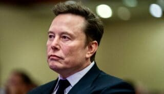 Les temps sont durs pour Tesla. L’action du pionnier des véhicules électriques a chuté de plus de 15 % à la Bourse de New York lundi, le constructeur souffrant notamment d’un plongeon de ses ventes.
Le cours de l’entreprise a dégringolé de 15,43 % à 222,15 dollars à la clôture, sa pire séance en Bourse depuis 2020, et a effacé 130 milliards de dollars de capitalisation boursière.