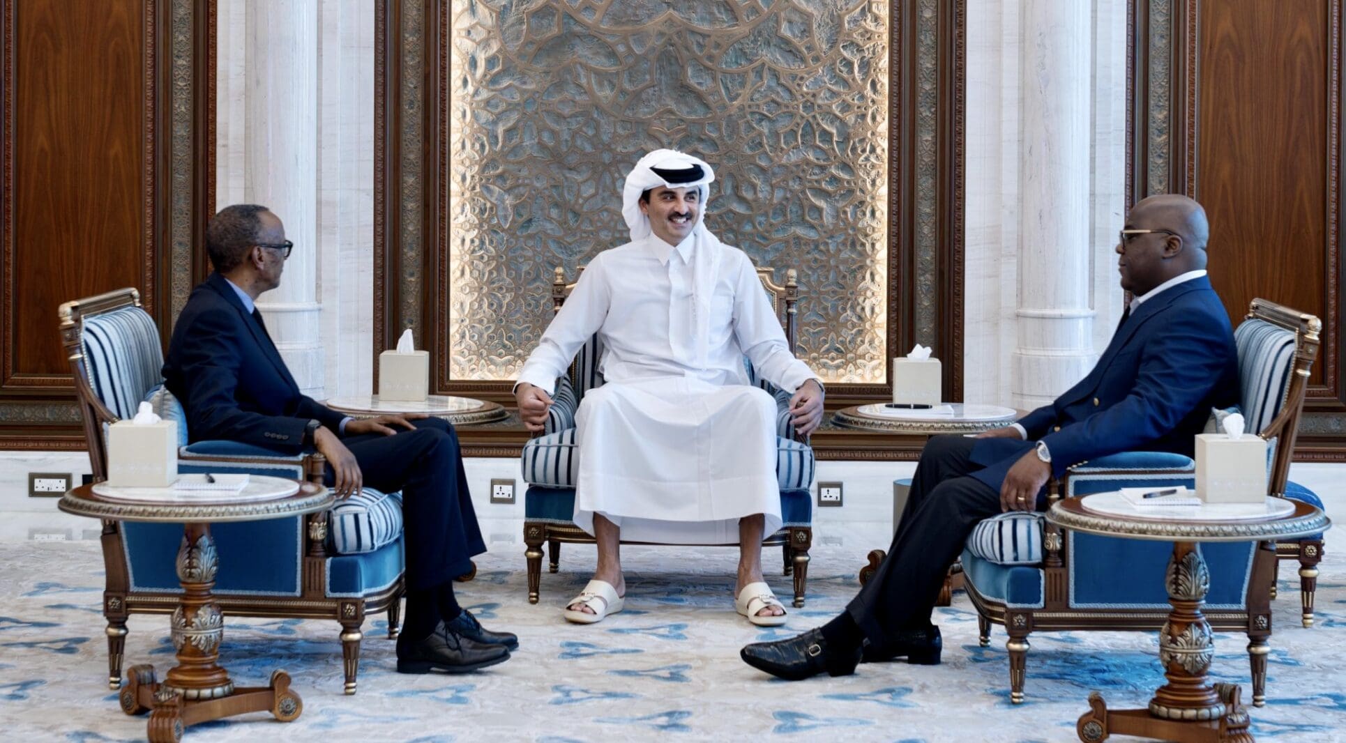 Doha, 18 mars (QNA) - Dans le cadre des efforts visant à apaiser la situation dans l'est de la République démocratique du Congo, l'État du Qatar a accueilli une réunion trilatérale à Doha le mardi 18 mars 2025, en présence de S.A. l'Émir Cheikh Tamim bin Hamad Al-Thani, de S.E. le Président de la République du Rwanda, Paul Kagame, et de S.E. le Président de la République démocratique du Congo, Félix Tshisekedi Tshilombo.