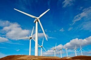 L’éolien en mer - ou éolien offshore – a connu un développement important au cours de ces vingt dernières années dans le monde, notamment en Europe, en Chine et en Amérique du Nord. Le Maroc fait partie des cinq pays de la région Mena (Moyen-Orient et Afrique du Nord) avec le meilleur potentiel éolien offshore identifiés selon le dernier rapport 2024 du Global Wind Energy Council (GWEC).