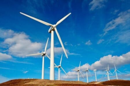 L’éolien en mer - ou éolien offshore – a connu un développement important au cours de ces vingt dernières années dans le monde, notamment en Europe, en Chine et en Amérique du Nord. Le Maroc fait partie des cinq pays de la région Mena (Moyen-Orient et Afrique du Nord) avec le meilleur potentiel éolien offshore identifiés selon le dernier rapport 2024 du Global Wind Energy Council (GWEC).