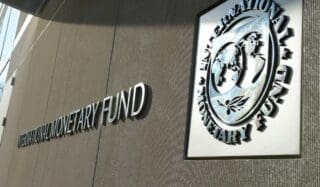 Endettement | Les 10 pays africains les plus redevables au FMI en 2024 Si les prêts du FMI apportent un soutien budgétaire crucial, ils s’accompagnent de conditions strictes influençant les politiques nationales. Suppression des subventions, ajustements monétaires et mesures d’austérité sont souvent imposés, suscitant des débats sur leurs conséquences à long terme.