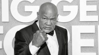 La boxe perd l'une de ses légendes. George Foreman, géant des poids lourds entré dans l'histoire après sa défaite contre Mohamed Ali lors d'un combat mythique en 1974, est mort vendredi à l'âge de 76 ans, a annoncé sa famille. Ancien champion du monde, il s'était incliné à l'issue du célèbre "Rumble in the Jungle" ("combat dans la jungle") à Kinshasa, avant de signer un retour spectaculaire dix ans plus tard.
