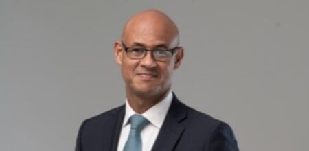 Ces considérations sont mises en balance avec l'exposition accrue du groupe au risque de change et les risques de contagion associés à une éventuelle accélération du remboursement des euro-obligations de sa filiale nigériane. Les conditions d'exploitation sont négativement impactées par les risques élevés de viabilité de la dette souveraine en Afrique subsaharienne.