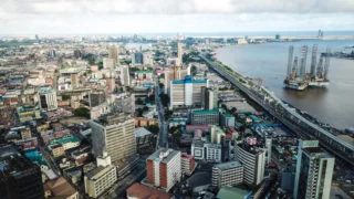 Cette urbanisation rapide fera de l’Afrique le deuxième continent le plus urbanisé au monde, juste après l’Asie. Une telle croissance représente à la fois une opportunité et un défi : elle peut favoriser le développement économique et l’amélioration des conditions de vie, mais elle risque aussi d’accroître les inégalités et les tensions environnementales si elle n’est pas maîtrisée.