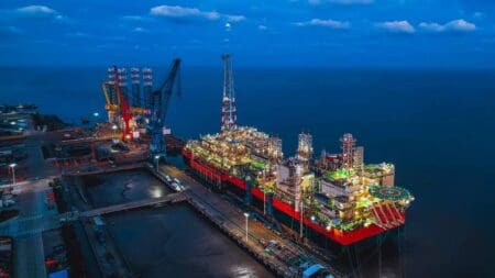 Le Britannique BP, un des opérateurs du site offshore de Grand Tortue Ahmeyim (GTA) sur la côte atlantique, a signalé mercredi à l'AFP qu'une fuite de gaz "au niveau de l'un des puits du projet" avait été découverte le 19 février. Des "réparations" sont en cours selon l'opérateur qui estime que "compte tenu de la faiblesse du débit et des propriétés du gaz et des condensats, l'impact sur l'environnement devrait être négligeable."