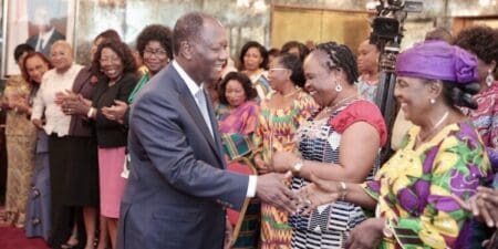 En moins d’une décennie, la Côte d’Ivoire est devenue une référence en matière d’égalité femmes-hommes sur le continent africain. Le pays est aujourd’hui le mieux noté d’Afrique selon l’indice SIGI de l’OCDE, devant le Mozambique, le Rwanda et l’Afrique du Sud. Ce classement, qui mesure la discrimination à l’égard des femmes dans 179 pays, se base sur plusieurs critères : les discriminations au sein de la famille, l’intégrité physique, l’accès aux ressources économiques et aux financements, ainsi que les libertés civiles.