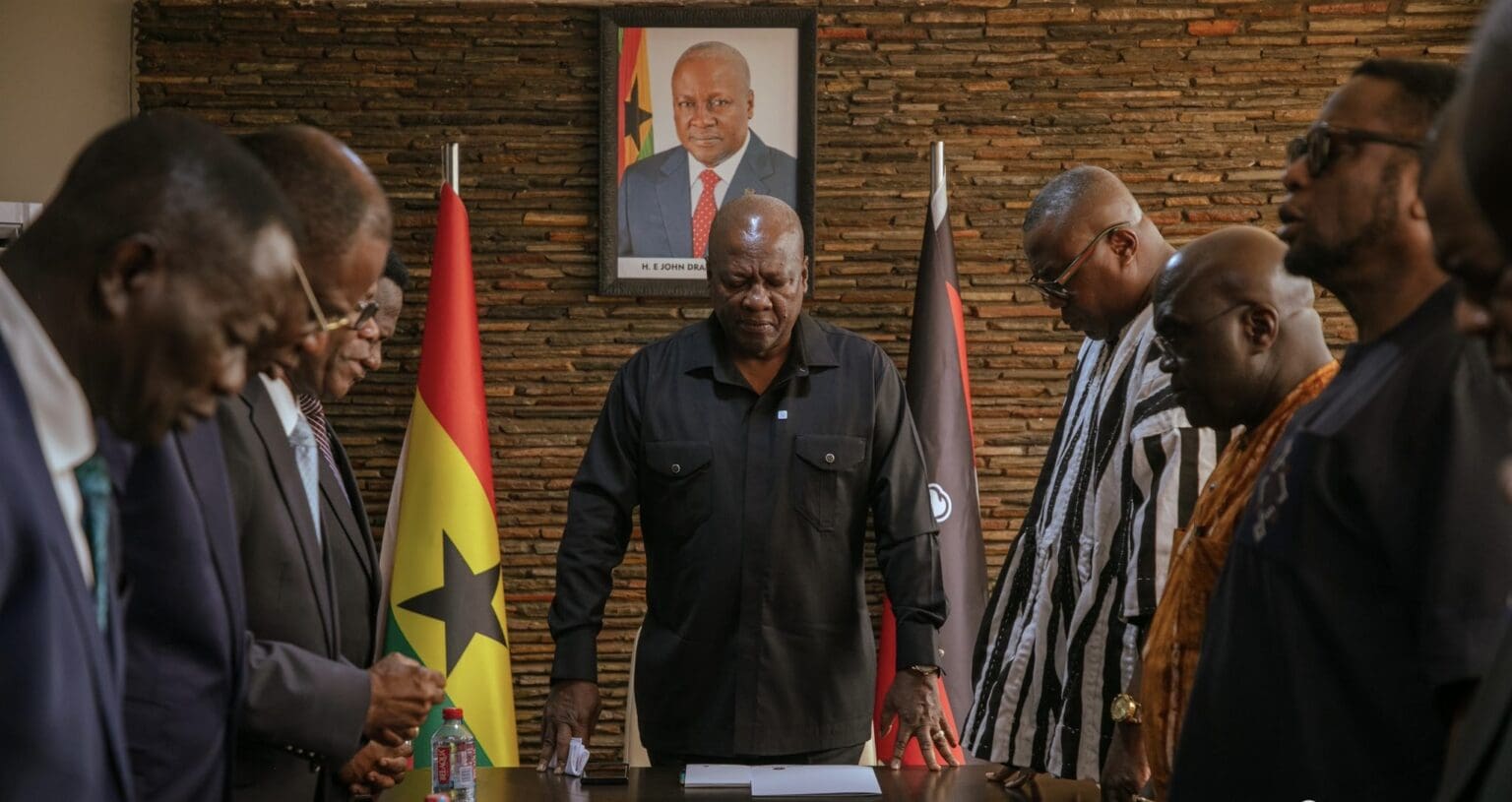 Face à une dette devenue insoutenable (8,7 milliards de dollars à rembourser d’ici 2028) et une économie sous perfusion du FMI, le ministre des Finances ghanéen, Cassiel Ato Forson a dévoilé un budget de rigueur, mêlant coupes drastiques, suppressions d’impôts et réformes structurelles.