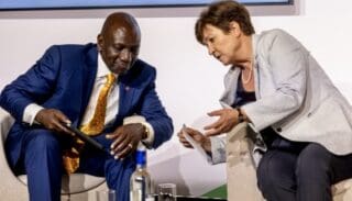 Cet accord visait à stabiliser les finances publiques à travers des mesures de réduction des dépenses et un renforcement de la collecte des impôts. Mais, le non-respect de ces engagements par le Kenya a poussé le FMI à suspendre les décaissements plongeant les investisseurs détenant les titres de la dette souveraine kényane dans l'incertitude.