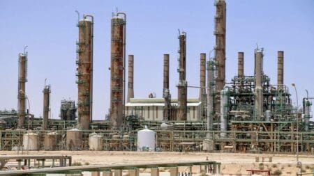 Le champ Mabruk assurait une production moyenne estimée à 34 000 b/j avant d’être fermé en 2015, en raison de l’intensification des conflits armés en Libye. Selon Reuters, il est de nouveau opérationnel depuis dimanche 9 mars dernier, produisant à un rythme initial 5.000 b/j. Une montée en puissance de la production est attendue au cours des prochaines semaines, avec notamment 7.000 b/j prévus d’ici fin mars avant d’atteindre 25.000 b/j d’ici juillet.  