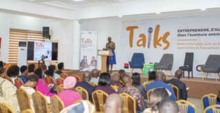 «L’objectif de cette séance est de présenter les différents instruments de financement disponibles en fonction du stade de maturité de chaque entreprise,» annonce à l’entame de la séance, Maryse Lokossou, Directrice générale de la CDC Bénin. Le panel principal de la journée a permis aux représentantes des institutions partenaires d’expliquer les mécanismes de financement, les critères d’éligibilité et les modalités d’accès aux fonds proposés par la BOAD, la CDC Bénin, la Société Générale du Bénin et les autres entités de financement présents dans le pays.